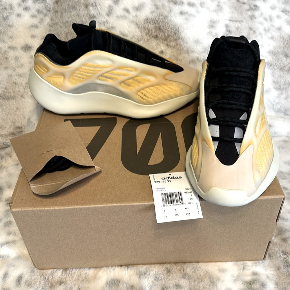 🔥🌟BRAND NEW✨ADIDAS YEEZY 700 V3 MONO SAFFLOWER🔥✨SZ 7.5 NWT🏷️ NIB HP5425‼️